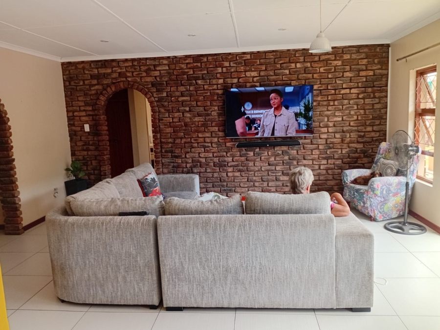 To Let 4 Bedroom Property for Rent in Bonza Bay Eastern Cape